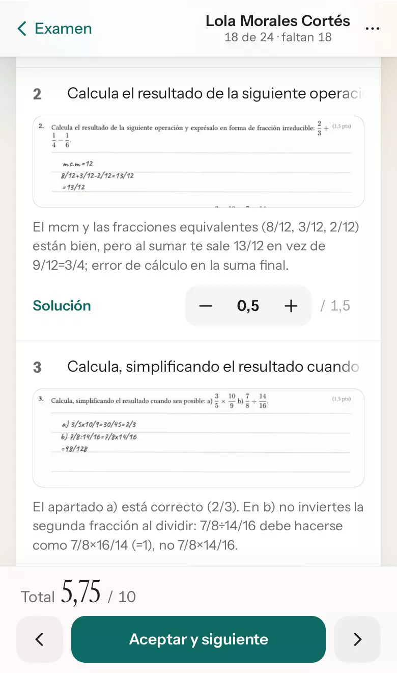 Grabación de la revisión de un examen de fracciones escaneado: bajo cada pregunta, el recorte de la respuesta escrita a mano, la frase de la IA sobre ella y los puntos que propone. En una pregunta con el planteamiento bien y la suma mal, el profesor sube un cuarto de punto y pulsa «Aceptar y siguiente».