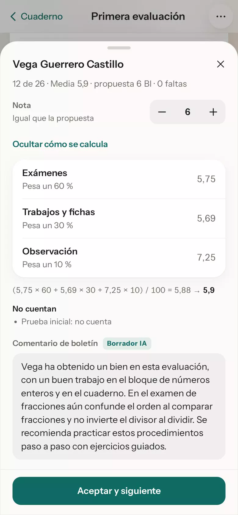 Grabación en el móvil: la primera evaluación de una clase; en la hoja de una alumna, «Cómo se calcula» muestra la media de cada categoría con su peso y la cuenta, debajo está el comentario de boletín en borrador y «Aceptar y siguiente» pasa al comentario del siguiente alumno.