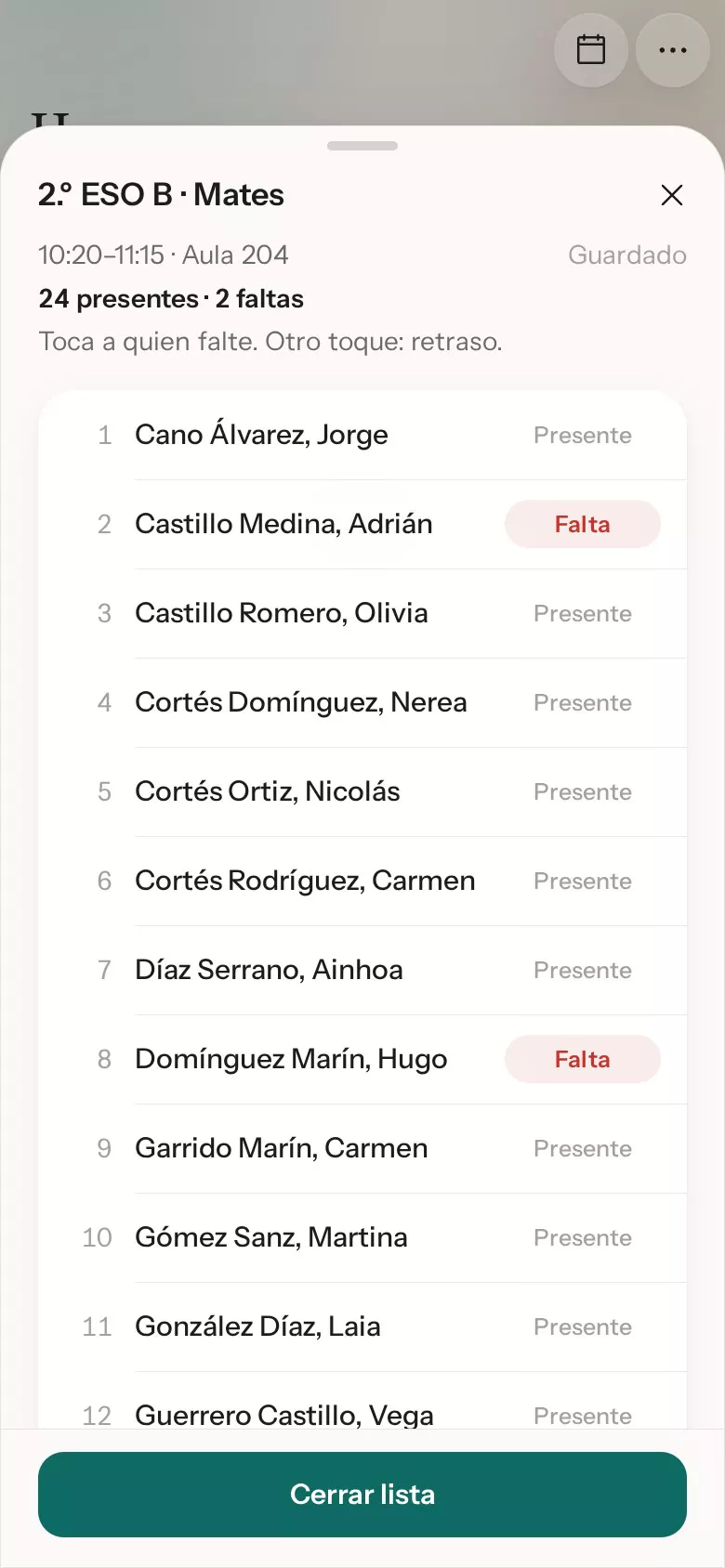 Grabación en el móvil: desde Hoy, «Pasar lista»; un toque marca una falta, dos toques un retraso, y «Cerrar lista» deja la clase con la lista pasada.